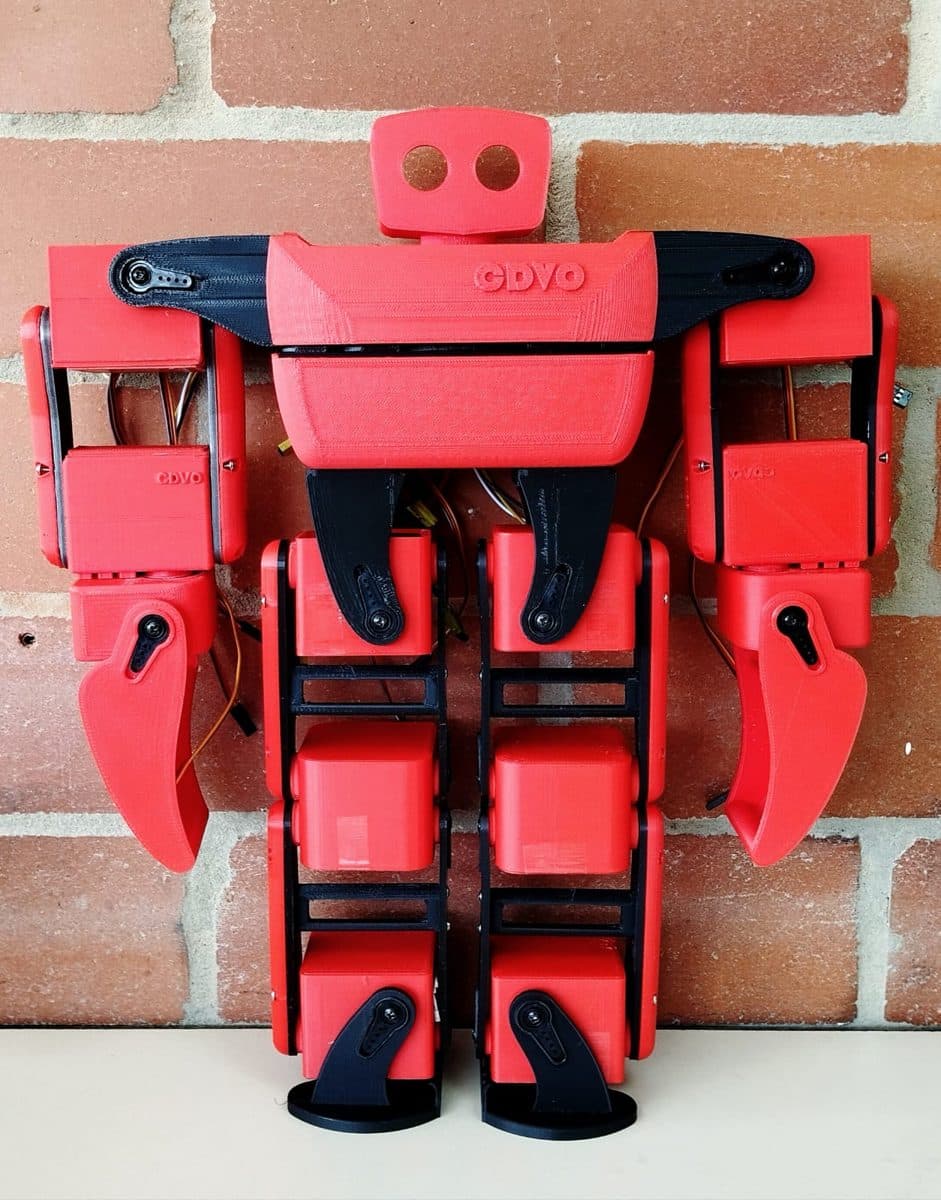 Robot humanoide OmniFull terminado, en rojo
